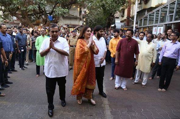 ਆਕਾਸ਼ ਦਾ ਵਿਆਹ ਹੀਰਾ ਵਪਾਰੀ ਰਸ਼ੇਲ ਮਹਿਤਾ ਦੀ ਧੀ ਸ਼ਲੋਕ ਮਹਿਤਾ ਨਾਲ ਹੋ ਰਿਹਾ ਹੈ।