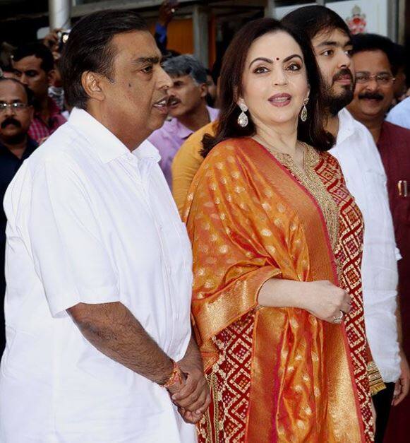 ਈਸ਼ਾ ਦਾ ਸਹੁਰਾ ਅਜੈ ਪੀਰਾਮਲ ਵੀ ਇਸ ਮੌਕੇ ਉਨ੍ਹਾਂ ਦੇ ਨਾਲ ਮੌਜੂਦ ਸੀ।