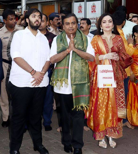 ਗਣੇਸ਼ ਜੀ ਦੇ ਦਰਸ਼ਨ ਕਰਨ ਤੋਂ ਬਾਅਦ ਸਾਰਾ ਪਰਿਵਾਰ ਬੇਹੱਦ ਖੁਸ਼ ਨਜ਼ਰ ਆ ਰਿਹਾ ਸੀ।