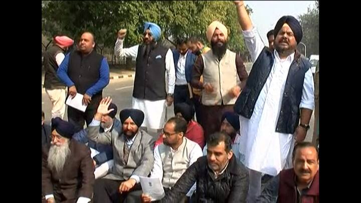 ਅੱਜ ਜਿਵੇਂ ਹੀ ਰਾਜਪਾਲ ਦਾ ਭਾਸ਼ਨ ਸ਼ੁਰੂ ਹੋਇਆ ਤਾਂ ਸਾਬਕਾ ਵਿੱਚ ਮੰਤਰੀ ਪਰਮਿੰਦਰ ਸਿੰਘ ਢੀਂਡਸਾ ਦੀ ਅਗਵਾਈ ਵਿੱਚ ਅਕਾਲੀ ਵਿਧਾਇਕਾਂ ਨੇ ਸੈਸ਼ਨ ਦਾ ਵਾਕਆਊਟ ਕਰ ਦਿੱਤਾ।