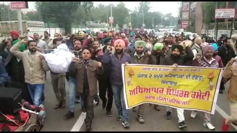 ਅਧਿਆਪਕਾਂ ਨੇ ਫੂਕਿਆ ਕੈਪਟਨ ਦਾ ਪੁਤਲਾ, 17 ਤੋਂ 19 ਤਕ ਪੂਰਾ ਪਟਿਆਲਾ ਘੇਰਨ ਦੀ ਚੇਤਾਵਨੀ ਅਧਿਆਪਕਾਂ ਨੇ ਫੂਕਿਆ ਕੈਪਟਨ ਦਾ ਪੁਤਲਾ, 17 ਤੋਂ 19 ਤਕ ਪੂਰਾ ਪਟਿਆਲਾ ਘੇਰਨ ਦੀ ਚੇਤਾਵਨੀ