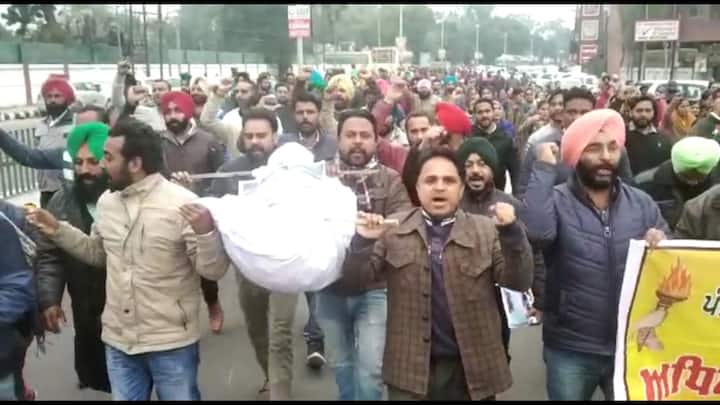 ਇਸ ਦੌਰਾਨ ਅਧਿਆਪਕਾਂ ਨੇ ਪੰਜਾਬ ਸਰਕਾਰ ਖਿਲਾਫ ਨਾਰੇਬਾਜ਼ੀ ਵੀ ਕੀਤੀ।
