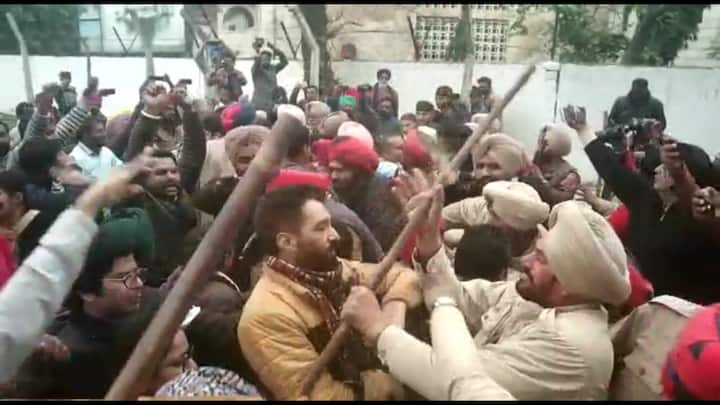 ਅਧਿਆਪਕ ਤਲਖ਼ ਲਹਿਜ਼ੇ ਵਿੱਚ ਸੂਬਾ ਸਰਕਾਰ ਖਿਲਾਫ ਧਰਨਾ ਪ੍ਰਦਰਸ਼ਨ ਕਰ ਰਹੇ ਸਨ।