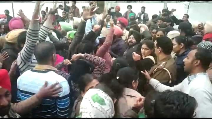 ਇਸ ਮੌਕੇ ਵੱਡੀ ਗਿਣਤੀ ’ਚ ਮਹਿਲਾ ਅਧਿਆਪਕ ਸ਼ਾਮਲ ਸਨ। 