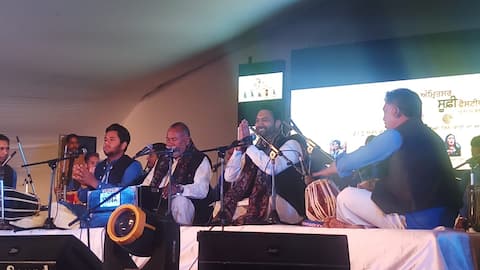 ਅੰਮ੍ਰਿਤਸਰ ’ਚ ਨੂਰਾ ਸਿਸਟਰਜ਼ ਤੇ ਵਡਾਲੀ ਪਿਉ-ਪੁੱਤ ਨੇ ਲੁੱਟਿਆ ਸੂਫੀ ਮੇਲਾ, ਵੇਖੋ ਤਸਵੀਰਾਂ ਅੰਮ੍ਰਿਤਸਰ ’ਚ ਨੂਰਾ ਸਿਸਟਰਜ਼ ਤੇ ਵਡਾਲੀ ਪਿਉ-ਪੁੱਤ ਨੇ ਲੁੱਟਿਆ ਸੂਫੀ ਮੇਲਾ, ਵੇਖੋ ਤਸਵੀਰਾਂ