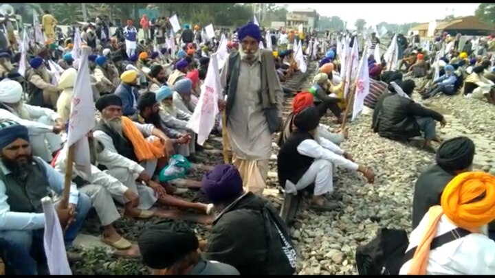 farmer protesting at ferozepur rail crossings halted many routs  ਕਰਜ਼ ਮੁਆਫੀ ਲਈ ਕਿਸਾਨਾਂ ਨੇ ਰੋਕੀਆਂ ਰੇਲਾਂ