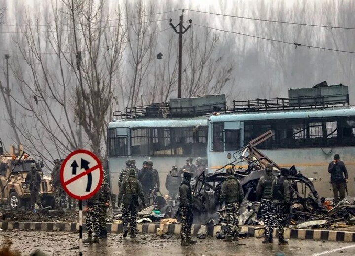 death toll in #CRPF attack in pulwama rises to 40 #CRPF ਕਾਫ਼ਲੇ 'ਤੇ ਹਮਲੇ 'ਚ ਸ਼ਹੀਦ ਹੋਏ ਜਵਾਨਾਂ ਦੀ ਗਿਣਤੀ ਵਧ ਕੇ ਹੋਈ 42