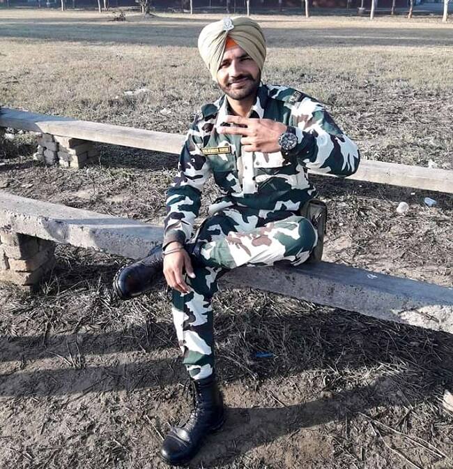 ਸ਼ਹੀਦ ਕੁਲਵਿੰਦਰ ਦੇ ਪਿਤਾ ਗੁਜ਼ਾਰੇ ਲਈ ਡ੍ਰਾਈਵਰੀ ਕਰਦੇ ਹਨ ਤੇ ਮਾਂ ਬਿਮਾਰ ਰਹਿੰਦੀ ਹੈ। ਕੁਝ ਸਮੇਂ ਪਹਿਲਾਂ ਹੀ ਕੁਲਵਿੰਦਰ ਦੀ ਮੰਗਣੀ ਹੋਈ ਸੀ। ਉਨ੍ਹਾਂ ਦੇ ਵਿਆਹ ਦੇ ਸ਼ਗਨਾਂ ਤੋਂ ਪਹਿਲਾਂ ਹੀ ਘਰ ਵਿੱਚ ਮਾਤਮ ਛਾ ਗਿਆ। ਪੂਰੇ ਇਲਾਕੇ ਵਿੱਚ ਮਾਤਮ ਛਾਇਆ ਹੈ। ਮਾਪਿਆਂ ਦਾ ਕਹਿਣਾ ਹੈ ਕਿ ਉਨ੍ਹਾਂ ਨੂੰ ਆਪਣੇ ਪੁੱਤਰ ਦੀ ਸ਼ਹਾਦਤ ’ਤੇ ਮਾਣ ਹੈ ਪਰ ਉਨ੍ਹਾਂ ਮੋਦੀ ਸਰਕਾਰ ਨਾਲ ਨਾਰਾਜ਼ਗੀ ਜ਼ਾਹਰ ਕਰਦਿਆਂ ਕਿਹਾ ਕਿ ਸਰਕਾਰ ਨੂੰ ਇਸ ਦਾ ਬਦਲਾ ਜ਼ਰੂਰ ਲੈਣਾ ਚਾਹੀਦਾ ਹੈ।