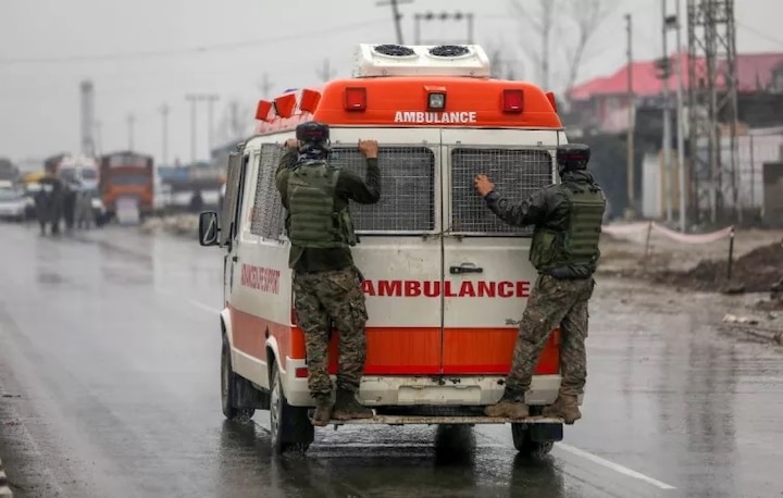 ਆਦਿਲ ਡਾਰ ਨੇ ਸੈਂਕੜੇ ਕਿੱਲੋਗ੍ਰਾਮ ਧਮਾਕਾਖੇਜ ਸਮੱਗਰੀ ਨਾਲ ਲੱਦੀ ਹੋਈ ਐਸਯੂਵੀ ਨਾਲ ਸੀਆਰਪੀਐਫ ਦੇ ਕਾਫਲੇ ਨੂੰ ਨਿਸ਼ਾਨਾ ਬਣਾਇਆ। ਕਾਫਲੇ 'ਚ 78 ਵਾਹਨਾਂ ਵਿੱਚ 2547 ਜਵਾਨ ਜਾ ਰਹੇ ਸਨ, ਜਿਨ੍ਹਾਂ ਵਿੱਚੋਂ ਜ਼ਿਆਦਾਤਰ ਛੁੱਟੀਆਂ ਕੱਟ ਆਪਣੀਆਂ ਡਿਊਟੀਆਂ 'ਤੇ ਪਰਤੇ ਸਨ। ਇੱਕ ਬੱਸ ਵਿੱਚ 40 ਤੋਂ ਵੱਧ ਜਵਾਨ ਸਵਾਰ ਸਨ, ਜਿਨ੍ਹਾਂ ਵਿੱਚੋਂ ਕੋਈ ਵੀ ਨਹੀਂ ਬਚਿਆ।