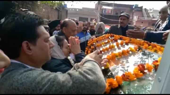 ਸ਼ਹੀਦ ਦੀ ਅੰਤਿਮ ਯਾਤਰਾ 'ਚ ਲੋਕਾਂ ਨੇ ਵੱਡੀ ਗਿਣਤੀ ਵਿੱਚ ਸ਼ਾਮਲ ਹੋ ਕੇ ਮਨਿੰਦਰ ਦੇ ਪਰਿਵਾਰ ਨੂੰ ਹੌਸਲਾ ਦਿੱਤਾ। 