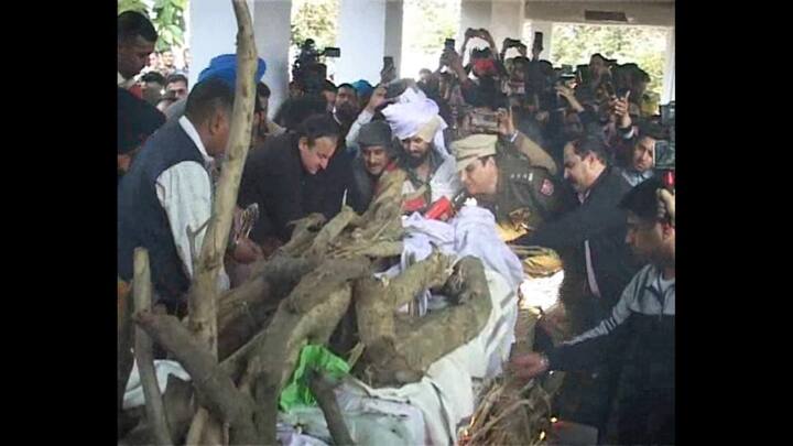 ਇਸ ਮੌਕੇ ਲੋਕਾਂ ਨੇ ਸ਼ਹੀਦ ਮਨਿੰਦਰ ਸਿੰਘ ਭਾਰਤ ਮਾਤਾ ਦੀ ਜੈ ਦੇ ਨਾਰੇ ਲਾਏ ਉੱਥੇ ਹੀ ਪਾਕਿਸਤਾਨ ਖ਼ਿਲਾਫ ਜੰਮ ਕੇ ਨਾਅਰੇ ਲਾਏ। 