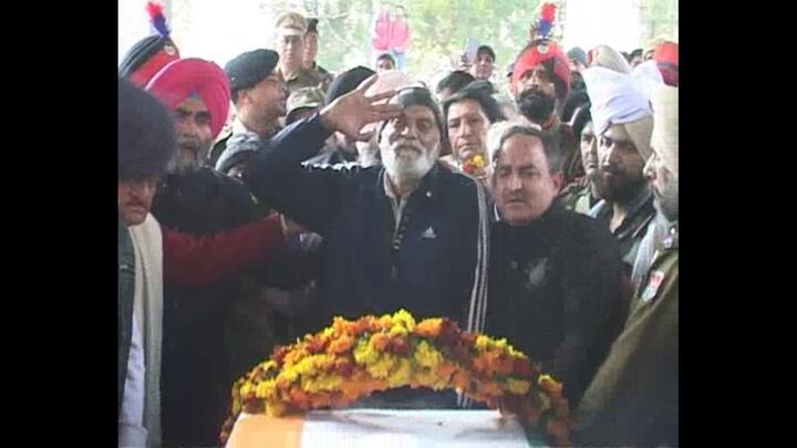 ਸ਼ਹੀਦ ਮਨਿੰਦਰ ਨੂੰ ਸੀਆਰਪੀਐਫ ਦੇ ਜਵਾਨਾਂ ਦੀ ਟੁਕੜੀ ਨੇ ਸਲਾਮੀ ਦਿੱਤੀ। ਇਸ ਮੌਕੇ ਲੋਕਾਂ ਨੇ ਸ਼ਹੀਦ ਮਨਿੰਦਰ ਸਿੰਘ ਭਾਰਤ ਮਾਤਾ ਦੀ ਜੈ ਦੇ ਨਾਰੇ ਲਾਏ ਉੱਥੇ ਹੀ ਪਾਕਿਸਤਾਨ ਖ਼ਿਲਾਫ ਜੰਮ ਕੇ ਨਾਅਰੇ ਲਾਏ। 