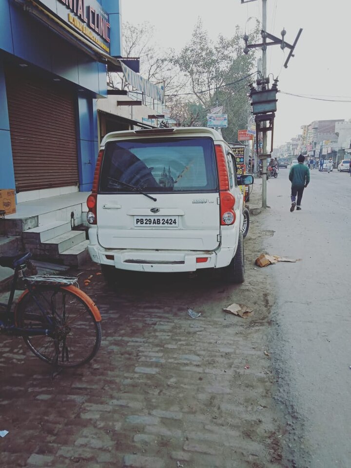 ਮਾਮਲੇ ਦੀ ਜਾਂਚ ਕਰ ਰਹੇ ਥਾਣਾ ਬੱਧਨੀ ਕਲਾਂ ਦੇ ਐਸਐਚਓ ਪਲਵਿੰਦਰ ਸਿੰਘ ਨੇ ਦੱਸਿਆ ਕਿ ਉਨ੍ਹਾਂ ਨੂੰ ਮੁਖ਼ਬਰ ਵੱਲੋਂ ਸੂਚਨਾ ਮਿਲੀ ਸੀ ਕਿ ਹਰਵਿੰਦਰ ਸਿੰਘ ਉਰਫ ਕਾਲ਼ਾ ਨਿਵਾਸੀ ਬੁੱਟਰ ਕਲਾਂ ਨੇ ਆਪਣੇ ਘਰ ਵਿੱਚ ਗ਼ੈਰਕਾਨੂੰਨੀ ਸ਼ਰਾਬ ਸਟਾਕ ਕਰਕੇ ਰੱਖੀ ਹੈ। ਸੂਚਨਾ ਦੇ ਆਧਾਰ ਉਤੇ ਪੁਲਿਸ ਟੀਮ ਨੇ ਟਰੈਪ ਲਗਾ ਕੇ ਮੁਲਜ਼ਮ ਹਰਵਿੰਦਰ ਸਿੰਘ ਦੇ ਘਰ ਪਿੰਡ ਬੁੱਟਰ ਕਲਾਂ ਵਿੱਚ ਛਾਪਾ ਮਾਰਿਆ। 