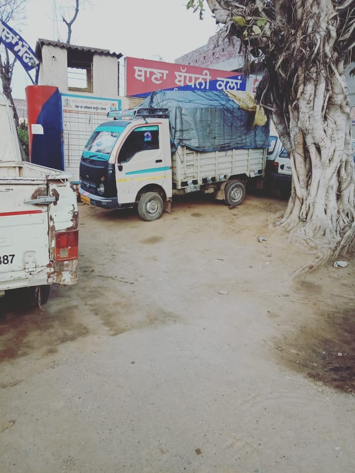 ਇਸ ਦੌਰਾਨ ਪੁਲਿਸ ਨੇ ਘਰ ਵਿੱਚ ਖੜ੍ਹੇ ਟਰੈਕਟਰ ਟਰਾਲੀ, ਛੋਟਾ ਹਾਥੀ, ਸਕਾਰਪੀਓ ਤੇ ਮਾਰੂਤੀ ਕਾਰਾਂ ਤੇ ਕੈਂਟਰ ਨਾਲ ਹੀ 870 ਪੇਟੀਆਂ ਗ਼ੈਰਕਾਨੂੰਨੀ ਸ਼ਰਾਬ ਹਰਿਆਣਾ ਮਾਰਕਾ ਬਰਾਮਦ ਕੀਤੀ। 