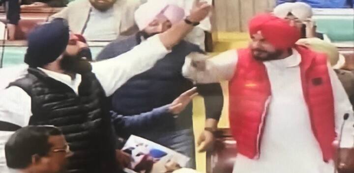 ਚੰਡੀਗੜ੍ਹ: ਪੰਜਾਬ ਵਿਧਾਨ ਸਭਾ 'ਚ ਜਾਰੀ ਬਜਟ ਇਜਲਾਸ ਦੌਰਾਨ ਵੱਡਾ ਹੰਗਾਮਾ ਹੋਇਆ। ਅਕਾਲੀ ਦਲ ਤੇ ਬੀਜੇਪੀ ਵੱਲੋਂ ਕੈਬਨਿਟ ਮੰਤਰੀ ਨਵਜੋਤ ਸਿੱਧੂ ਦੀ ਖ਼ਿਲਾਫ਼ਤ ਤੋਂ ਸ਼ੁਰੂ ਹੋਈ ਤੂੰ-ਤੂੰ ਮੈਂ-ਮੈਂ ਬੇਹੱਦ ਤਿੱਖੀ ਬਹਿਸ ਵਿੱਚ ਬਦਲ ਗਈ ਤੇ ਨਿੱਜੀ ਸ਼ਬਦੀ ਹਮਲੇ ਵੀ ਹੋਣ ਲੱਗੇ। 