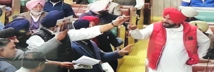 ਦੋਹਾਂ ਵਿਚਕਾਰ ਖ਼ੂਬ ਬਹਿਸਬਾਜ਼ੀ ਹੋਈ। ਇਸ ਮਗਰੋਂ ਸਪੀਕਰ ਨੇ ਅਕਾਲੀਆਂ ਤੇ ਭਾਜਪਾਈਆਂ ਨੂੰ ਸਦਨ 'ਚੋਂ ਬਾਹਰ ਜਾਣ ਦੇ ਹੁਕਮ ਦਿੱਤੇ। 