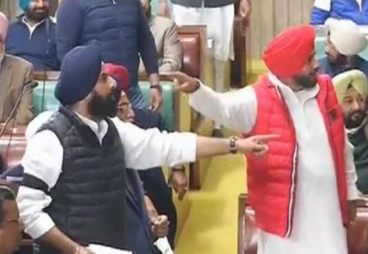 ਉੱਧਰ, ਸਿੱਧੂ  ਦੇ ਵਿਵਾਦ ਦੇ ਮਸਲੇ 'ਤੇ ਵਿਧਾਨ ਸਭਾ ਵਿੱਚ ਮੁੱਖ ਵਿਰੋਧੀ ਧਿਰ ਆਮ ਆਦਮੀ ਪਾਰਟੀ ਪਹਿਲਾਂ ਹੀ ਵਾਕਆਊਟ ਕਰ ਚੁੱਕੀ ਸੀ। 