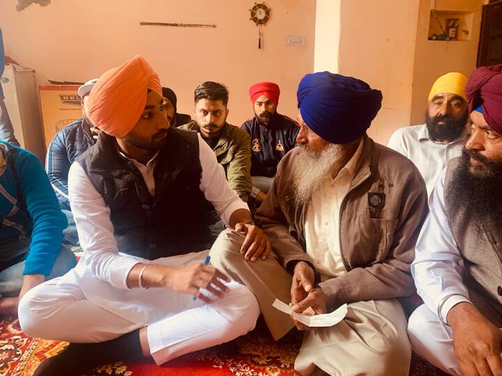 ਰਣਜੀਤ ਬਾਵਾ ਨੇ ਪਰਿਵਾਰ ਦੀ ਆਰਥਕ ਮਦਦ ਲਈ ਸ਼ਹੀਦ ਕੁਲਵਿੰਦਰ ਸਿੰਘ ਦੇ ਪਿਤਾ ਨੂੰ ਢਾਈ ਲੱਖ ਰੁਪਏ ਦਾ ਚੈੱਕ ਸੌਪਿਆ।