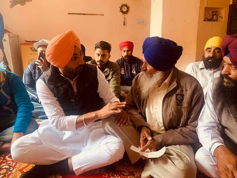 ਰਣਜੀਤ ਬਾਵਾ ਨੇ ਫੜਿਆ ਸ਼ਹੀਦ ਦੇ ਪਰਿਵਾਰ ਦਾ ਹੱਥ ਰਣਜੀਤ ਬਾਵਾ ਨੇ ਫੜਿਆ ਸ਼ਹੀਦ ਦੇ ਪਰਿਵਾਰ ਦਾ ਹੱਥ