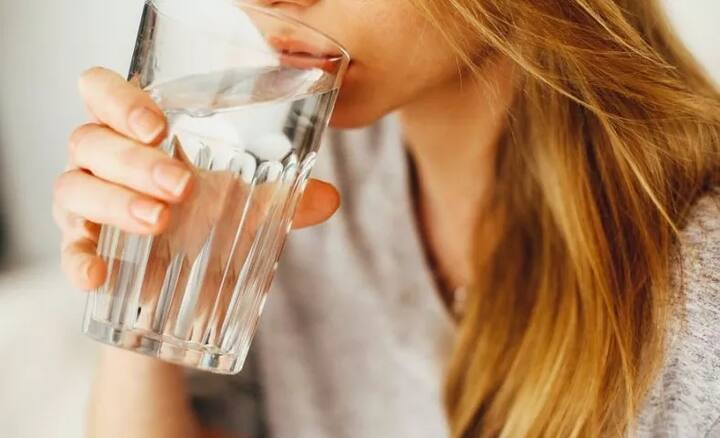 ਵਜ਼ਨ ਘਟਾਉਣ ਲਈ ਖ਼ੁਦ ਨੂੰ ਹਾਈਡ੍ਰੇਟ ਰੱਖਣਾ ਜ਼ਰੂਰੀ ਹੈ, ਇਸ ਲਈ ਸਮੇਂ-ਸਮੇਂ ’ਤੇ ਪਾਣੀ ਪੀਂਦੇ ਰਹੋ।