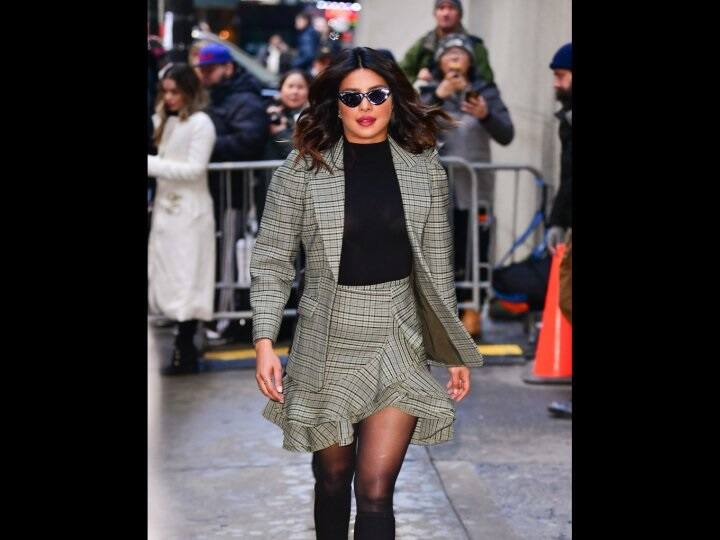 ਉਨ੍ਹਾਂ ਕਿਹਾ ਕਿ ਜਦੋਂ ਇਸ ਬਾਰੇ ਪ੍ਰਿਅੰਕਾ ਨੂੰ ਫੋਨ ਕੀਤਾ ਤਾਂ ਉਸ ਨੇ ਦੱਸਿਆ ਕਿ ਉਹ ਕਾਫੀ ਥੱਕੀ ਹੋਈ ਸੀ ਤੇ ਸੁਸਸਤ ਹਾਲਤ ਵਿੱਚ ਸੀ। ਇਹੀ ਵਜ੍ਹਾ ਹੈ ਕਿ ਉਸ ਨੇ ਅਜਿਹੇ ਪੋਜ਼ ਦਿੱਤੇ। ਇਹ ਤਸਵੀਰਾਂ ਨਿਊਯਾਰਕ ਫੈਸ਼ਨ ਵੀਕ ਦੀਆਂ ਹਨ। ਪ੍ਰਿਅੰਕਾ ਚੋਪੜਾ ਇੱਥੇ Michael Kors ਦੀ ਡ੍ਰੈੱਸ ਪਾ ਕੇ ਪਹੁੰਚੀ ਸੀ।