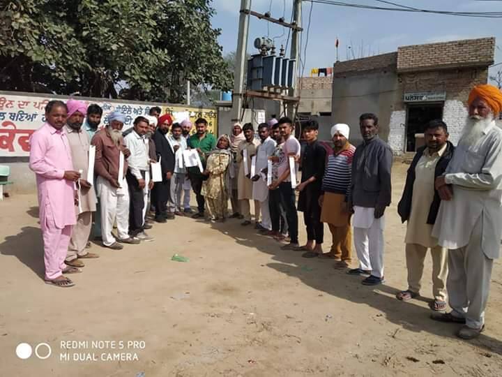 ਦੂਸਰੇ ਪਾਸੇ ਸਰਕਾਰ ਆਪਣੇ ਮੰਤਰੀਆਂ ਤੇ ਹੋਰ ਖ਼ਾਸ ਲੋਕਾਂ 'ਤੇ ਕਰੋੜਾਂ ਰੁਪਏ ਖ਼ਰਚ ਕਰ ਰਹੀ ਹੈ।