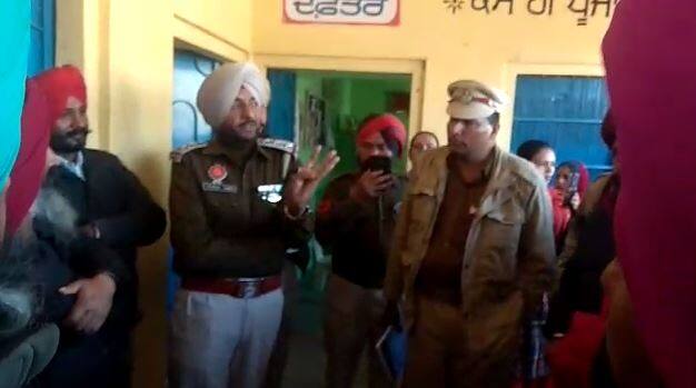 ਪਰ ਅਧਿਆਪਕਾਂ 'ਚ ਆਪਣੀਆਂ ਮੰਗਾਂ ਨਾ ਮੰਨੇ ਜਾਣ ਕਾਰਨ ਸਰਕਾਰ ਪ੍ਰਤੀ ਗੁੱਸਾ ਹੈ, ਇਸ ਲਈ ਉਹ ਇਸ ਟੈਸਟ ਦਾ ਬਾਈਕਾਟ ਕਰ ਰਹੇ ਹਨ। ਸਕੂਲਾਂ ਵਿੱਚ ਇਹ ਟੈਸਟ ਕਰਵਾਉਣ ਲਈ ਵੱਡੀ ਗਿਣਤੀ 'ਚ ਪੁਲਿਸ ਤਾਇਨਾਤ ਕਰ ਜ਼ਬਰੀ ਪੋਸਟ ਟੈਸਟਿੰਗ ਕਰਵਾਈ ਜਾ ਰਹੀ ਹੈ। 