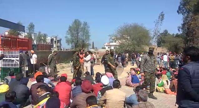 ਅਧਿਆਪਕ ਆਗੂਆਂ ਮੁਤਾਬਕ ਕਈ ਥਾਵਾਂ 'ਤੇ ਬੱਚਿਆਂ ਨੂੰ ਜ਼ਬਰਦਸਤੀ ਟੈਸਟ ਦੇਣ ਨਹੀਂ ਉਨ੍ਹਾਂ ਨੂੰ ਤੇ ਉਨ੍ਹਾਂ ਦੇ ਅਧਿਆਪਕਾਂ ਨੂੰ ਵੀ ਸਕੂਲੋਂ ਕੱਢ ਦੇਣ ਦੀ ਧਮਕੀ ਤਕ ਦਿੱਤੀ ਗਈ ਹੈ। ਪੂਰੇ ਸੂਬੇ ਦੇ ਅਧਿਆਪਕਾਂ 'ਚ ਸਿੱਖਿਆ ਵਿਭਾਗ ਦੀ ਇਸ ਕਾਰਵਾਈ ਪ੍ਰਤੀ ਰੋਸ ਹੈ।