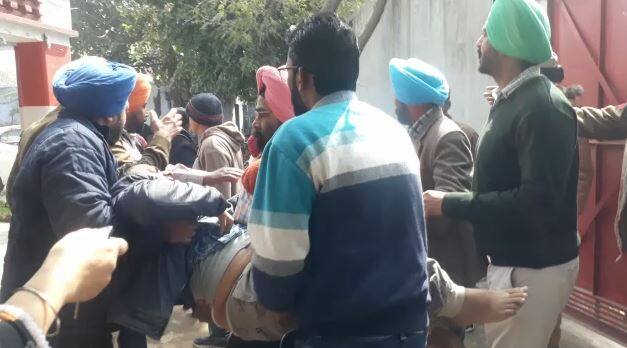 ਪੰਜਾਬ ਦੇ ਸਿੱਖਿਆ ਸਕੱਤਰ ਕ੍ਰਿਸ਼ਨ ਕੁਮਾਰ ਨੇ 'ਪੜ੍ਹੋ ਪੰਜਾਬ-ਪੜ੍ਹਾਓ ਪੰਜਾਬ' ਪ੍ਰਾਜੈਕਟ ਤਿਆਰ ਕੀਤਾ ਹੈ। ਇਸ ਤਹਿਤ ਬੱਚਿਆਂ ਲਈ ਪੋਸਟ ਟੈਸਟਿੰਗ ਕਰਨ ਆਈ ਟੀਮਾਂ ਨੂੰ ਸਰਕਾਰੀ ਸਕੂਲ ਮੋਗਾ ਦੇ ਅਧਿਆਪਕਾਂ ਨੇ ਬਾਈਕਾਟ ਕੀਤਾ ਹੈ। ਜ਼ਿਲ੍ਹੇ ਦੇ ਬਲਾਕ ਇੱਕ 'ਚ ਪੈਂਦੇ ਸਰਕਾਰੀ ਸਕੂਲ ਵਿੱਚ ਜਦ ਜ਼ਿਲ੍ਹਾ ਸਿੱਖਿਆ ਅਧਿਕਾਰੀ ਤੇ 'ਪੜ੍ਹੋ ਪੰਜਾਬ..' ਦੀ ਟੀਮ ਆਈ ਤਾਂ ਅਧਿਆਪਕਾਂ ਸਖ਼ਤ ਵਿਰੋਧ ਕੀਤਾ। 