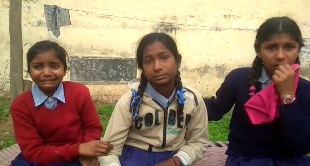 ਜ਼ਿਆਦਾਤਰ ਥਾਂ ਜ਼ਿਲ੍ਹਾ ਸਿੱਖਿਆ ਅਧਿਕਾਰੀ ਪੁਲਿਸ ਪਾਰਟੀ ਨਾਲ ਪਹੁੰਚੇ। ਪੁਲਿਸ ਨੇ ਅਧਿਆਪਕਾਂ ਨੂੰ ਬੱਚਿਆਂ ਨਾਲੋਂ ਵੱਖ ਕਰ ਦਿੱਤਾ ਤਾਂ ਜੋ ਟੀਮ ਬੱਚਿਆਂ 'ਤੇ ਟੈਸਟ ਕਰ ਸਕੇ। ਪੁਲਿਸ ਨੇ ਅਧਿਆਪਕਾਂ ਨੂੰ ਬੱਚਿਆਂ ਤੋਂ ਦੂਰ ਹੋ ਕੇ ਆਪਣਾ ਪ੍ਰਦਰਸ਼ਨ ਕਰਨ ਦੀ ਸਲਾਹ ਵੀ ਦਿੱਤੀ। 