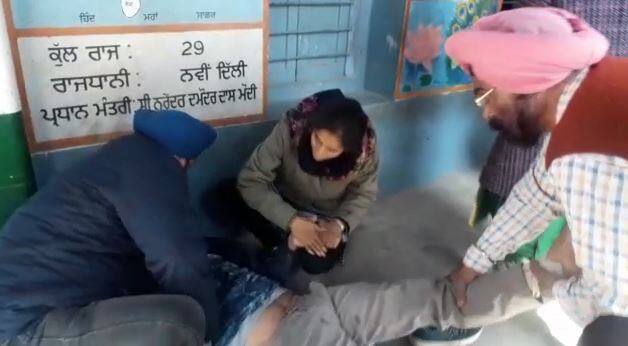 ਅਧਿਆਪਕ ਆਗੂ ਹੈਰੀ ਬਾਠਲਾ ਨੇ ਦੋਸ਼ ਲਾਏ ਡੀਈਓ ਮਲਕੀਤ ਸਿੰਘ ਖੋਸਾ ਨੇ ਪੋਸਟ ਟੈਸਟਿੰਗ ਦਾ ਵਿਰੋਧ ਕਰਨ 'ਤੇ ਉਨ੍ਹਾਂ ਨੂੰ ਥੱਪੜ ਮਾਰਿਆ ਹੈ। ਹਾਲਾਂਕਿ, ਸਿੱਖਿਆ ਅਧਿਕਾਰੀ ਨੇ ਅਜਿਹੀ ਕਿਸੇ ਵੀ ਘਟਨਾ ਤੋਂ ਇਨਕਾਰ ਕੀਤਾ।