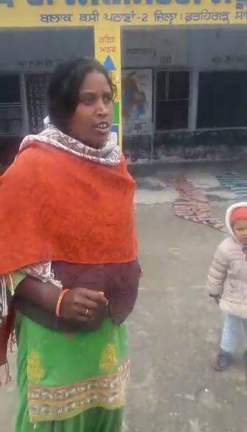 ਸਕੂਲਾਂ ਵਿੱਚ ਬੱਚਿਆਂ ਦੀ ਹਾਲਤ ਵਿਗੜਣ ਕਾਰਨ ਪੁੱਜੇ ਮਾਪਿਆਂ ਦਾ ਗੁੱਸਾ ਵੀ ਸੱਤਵੇਂ ਅਸਮਾਨ 'ਤੇ ਸੀ। ਜ਼ਿਲ੍ਹਾ ਫ਼ਤਹਿਗੜ੍ਹ ਸਾਹਿਬ ਦੇ ਸਕੂਲ ਵਿੱਚ ਆਪਣੇ ਬੱਚੇ ਲਈ ਪਹੁੰਚੀ ਇੱਕ ਮਾਂ ਨੇ ਸਰਕਾਰ 'ਤੇ ਭੜਾਸ ਕੱਢਦਿਆਂ ਕਿਹਾ ਕਿ ਸਾਡੇ ਬੱਚੇ ਨੂੰ ਕੋਈ ਵਜ਼ੀਫ਼ਾ ਤੇ ਸਰਦੀ ਵਾਲੀ ਵਰਦੀ ਨਹੀਂ ਮਿਲੀ ਤੇ ਉੱਪਰੋਂ ਬੱਚਿਆਂ ਨੂੰ ਤੰਗ ਕੀਤਾ ਜਾ ਰਿਹਾ ਹੈ।