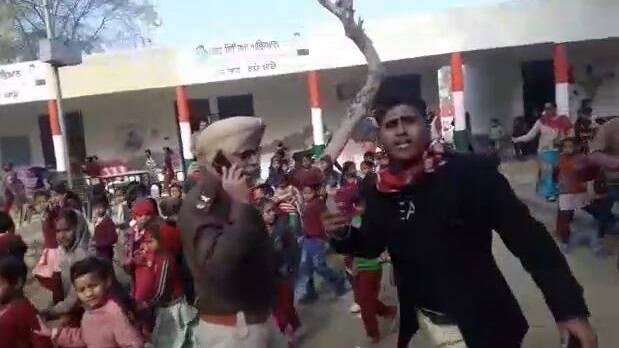 ਇਹ ਵਰਤਾਰਾ ਇੱਥੇ ਨਹੀਂ ਸਗੋਂ ਪੰਜਾਬ ਦੇ ਸਾਰੇ ਸਰਕਾਰੀ ਸਕੂਲਾਂ ਵਿੱਚ ਅਜਿਹਾ ਹੀ ਮਾਹੌਲ ਹੈ। ਕਈ ਥਾਵਾਂ ਤੋਂ ਜ਼ਿਲ੍ਹਾ ਸਿੱਖਿਆ ਅਫਸਰ ਵੱਲੋਂ ਅਧਿਆਪਕਾਂ ਨੂੰ ਧਮਾਕਾਏ ਜਾਣ ਦੀਆਂ ਖ਼ਬਰਾਂ ਵੀ ਆਈਆਂ ਹਨ। ਮਲੋਟ ਦੇ ਪਿੰਡ ਬੁਰਜ ਸਿੱਧਵਾਂ ਵਿੱਚ ਜ਼ਿਲ੍ਹਾ ਸਿੱਖਿਆ ਅਫ਼ਸਰ ਨੇ ਅਧਿਆਪਕ ਦੇ ਕਥਿਤ ਰੂਪ 'ਚ ਥੱਪੜ ਮਾਰਨ ਦੀ ਵੀ ਖ਼ਬਰ ਆਈ ਹੈ। 