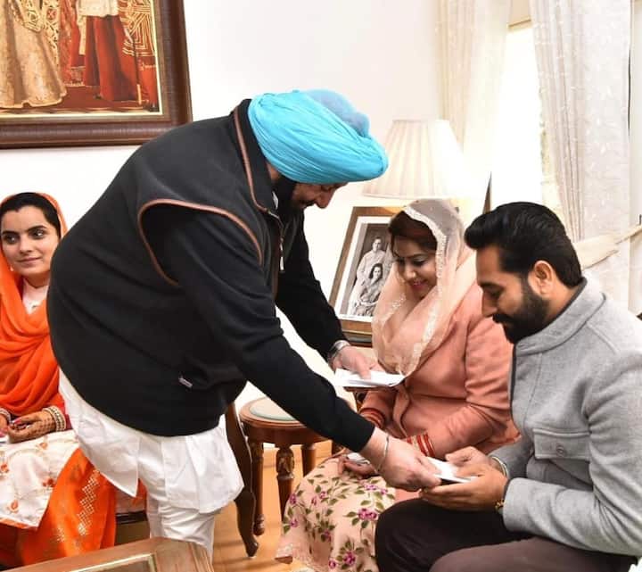 ਕੈਪਟਨ ਨੇ ਲਿਖਿਆ ਕਿ ਅੱਜ ਵਿਧਾਇਕ ਬਲਜਿੰਦਰ ਕੌਰ ਤੇ ਰੁਪਿੰਦਰ ਕੌਰ ਰੂਬੀ ਆਪਣੇ-ਆਪਣੇ ਜੀਵਨ ਸਾਥੀਆਂ ਨਾਲ ਮੇਰੇ ਗ੍ਰਹਿ ਵਿਖੇ ਪਹੁੰਚੀਆਂ। ਉਨ੍ਹਾਂ ਦੋਵਾਂ ਵਿਧਾਇਕਾਂ ਨੂੰ ਆਪਣੀਆਂ ਧੀਆਂ ਸਾਮਾਨ ਦੱਸਿਆ। 