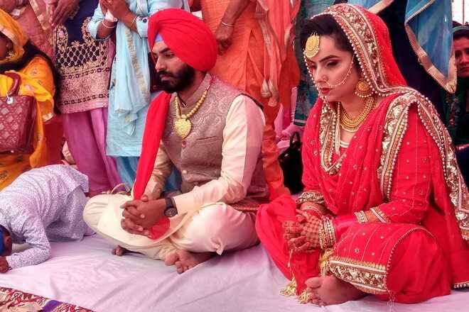 ਕੈਪਟਨ ਨੇ ਪ੍ਰੋ. ਬਲਜਿੰਦਰ ਕੌਰ ਦੇ ਪਤੀ ਤੇ 'ਆਪ' ਆਗੂ ਸੁਖਰਾਜ ਬੱਲ ਤੇ ਰੁਪਿੰਦਰ ਕੌਰ ਰੂਬੀ ਦੇ ਪਤੀ ਸਾਹਿਲ ਪੁਰੀ ਨੂੰ ਨਿੱਘੀ ਜੀ ਆਇਆਂ ਕਹੀ।