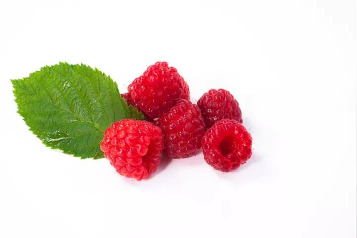 ਇੱਕ ਛੋਟੇ ਕੱਪ ਬਲੂਬੇਰੀਜ਼ ਜਾਂ ਸਟ੍ਰਾਅਬੇਰੀਜ਼ ਖਾਣ ਨਾਲ ਤੁਹਾਨੂੰ 4 ਗ੍ਰਾਮ ਫਾਈਬਰ ਮਿਲੇਗਾ। ਇਸ ਨੂੰ ਆਰਾਮ ਨਾਲ ਖਾਣ ਨਾਲ ਭੁੱਖ ਘੱਟ ਲੱਗੇਗੀ।