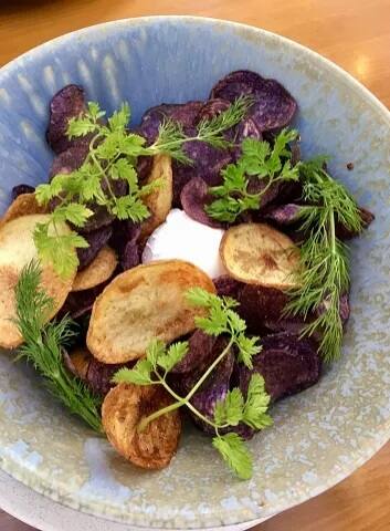 ਕੁਝ ਕਰੰਚੀ ਸਨੈਕਸ ਵੀ ਖਾਧੇ ਜਾ ਸਕਦੇ ਹਨ। ਕੇਲੇ ਦੇ ਚਿਪਸ ਖਾ ਸਕਦੇ ਹੋ।