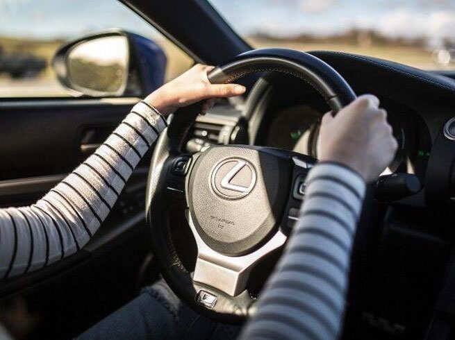 ਜਦੋਂ-ਜਦੋਂ ਤੁਸੀਂ ਕਾਰ ਨੂੰ ਐਕਸੈਲੇਰੇਟ ਕਰਦੇ ਹੋ ਜਾਂ ਬ੍ਰੇਕ ਲਾਉਂਦੇ ਹੋ ਤਾਂ ਤੁਹਾਡੀ ਕਾਰ ਦਾ ਤੇਲ ਬਲਦਾ ਹੈ। ਜਿੰਨੀ ਤੇਜ਼ੀ ਨਾਲ ਐਕਸੈਲੇਰੇਟ ਕਰਦੇ ਹੋ ਅਤੇ ਇੰਜਣ ’ਤੇ ਦਬਾਅ ਪੈਂਦਾ ਹੈ, ਓਨਾ ਹੀ ਜ਼ਿਆਦਾ ਤੇਲ ਲੱਗਦਾ ਹੈ। ਇਸ ਲਈ ਬ੍ਰੇਕ ਤੇ ਐਕਸੈਲੇਰਟੇ ਦਾ ਇਸਤੇਮਾਲ ਬੇਵਜ੍ਹਾ ਨਾ ਕਰੋ।