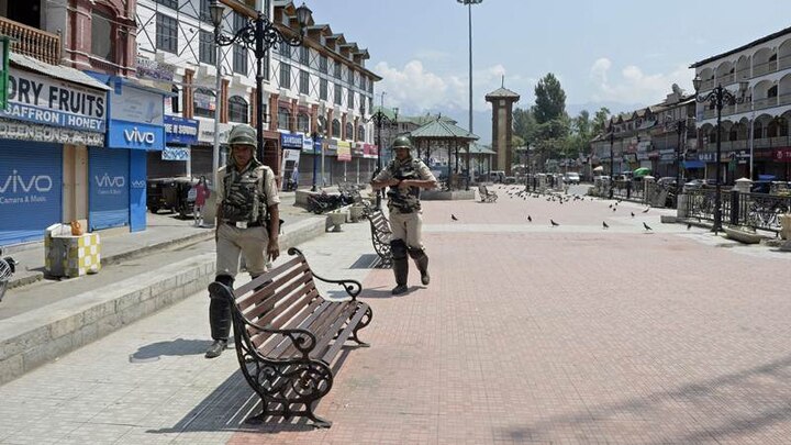 restriction imposed in srinagar befor bandh call by separatists ਪੁਲਵਾਮਾ ਹਮਲੇ ਮਗਰੋਂ ਜੰਮੂ-ਕਸ਼ਮੀਰ 'ਚ ਸਖ਼ਤੀ, ਵਾਦੀ ਕਿਲ੍ਹੇ 'ਚ ਤਬਦੀਲ