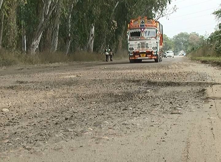 ਆਪਣੇ ਸਫਰ ਦੌਰਾਨ ਆਪਣੇ ਵਾਹਨਾਂ ਗੱਡੀਆਂ ਦਾ ਭਾਰੀ ਨੁਕਸਾਨ ਹੁੰਦਾ ਦੇਖ ਸਰਕਾਰ ਤੇ ਪ੍ਰਸ਼ਾਸਨ ਤੇ ਰੋਸ ਪ੍ਰਗਟਾਉਂਦਿਆਂ ਮੁੜ ਆਉਣ ਤੋਂ ਤੌਬਾ ਕਰਦੇ ਹਨ। 70 ਕਿਲੋਮੀਟਰ ਦੇ ਪੈਂਡੇ ਦੌਰਾਨ ਤੁਹਾਨੂੰ ਸੜਕ ਘੱਟ ਤੇ ਟੋਏ ਜ਼ਿਆਦਾ ਦਿਖਾਈ ਦੇਣਗੇ। ਇਸ ਸੜਕ ਲਈ ਇਹ ਵੀ ਕਿਹਾ ਜਾ ਸਕਦਾ ਹੈ ਕਿ ਇੱਥੇ ਸੜਕ ਵਿੱਚ ਟੋਏ ਨਹੀਂ ਬਲਕਿ ਟੋਇਆਂ ਦੇ ਵਿੱਚ ਕਿਤੇ-ਕਿਤੇ ਸੜਕ ਵੀ ਬਣੀ ਹੋਈ ਹੈ।