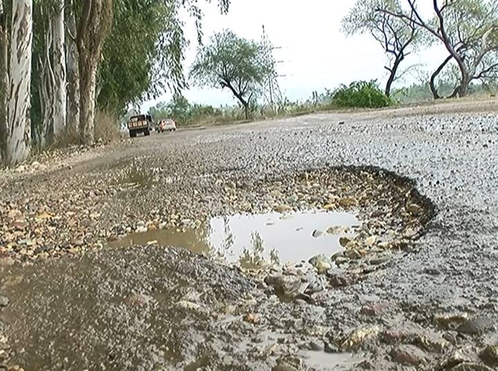 ਹਰ ਰੋਜ਼ ਲੱਖਾਂ ਦੀ ਤਾਦਾਦ ‘ਚ ਸ਼ਰਧਾਲੂ ਤੇ ਆਮ ਲੋਕ ਖ਼ਾਲਸੇ ਦੇ ਜਨਮ ਅਸਥਾਨ ਤਖ਼ਤ ਸ਼੍ਰੀ ਕੇਸਗੜ੍ਹ ਸਾਹਿਬ ਤੇ ਹਿੰਦੂ ਧਰਮ ਦੇ ਪ੍ਰਸਿੱਧ ਤੀਰਥ ਅਸਥਾਨ ਮਾਤਾ ਨੈਣਾ ਦੇਵੀ ਦੇ ਦਰਸ਼ਨ ਕਰਨ ਲਈ ਇਸੇ ਰਾਹ ਤੋਂ ਗੁਜ਼ਰਦੇ ਹਨ।