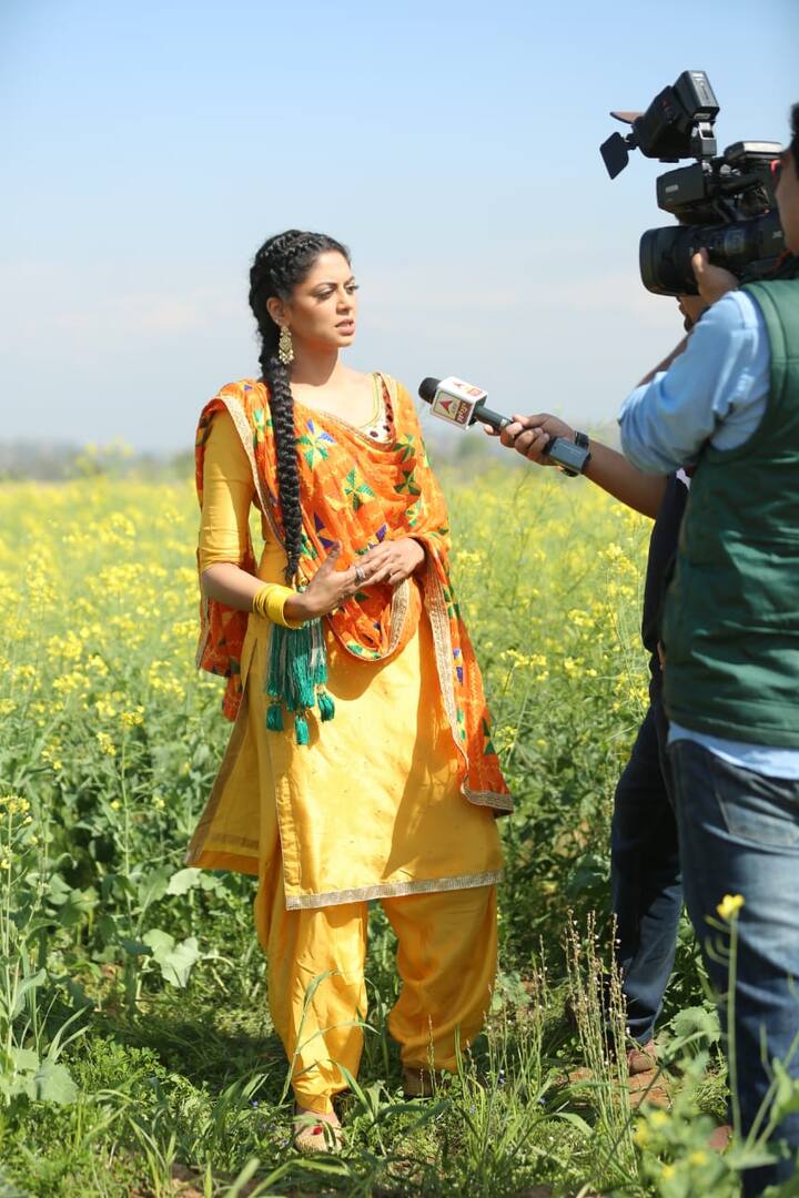 ਅਦਾਕਾਰਾ ਕਵਿਤਾ ਕੌਸ਼ਕ ਇਨ੍ਹੀਂ ਦਿਨੀਂ ਫਿਲਮ ‘ਮਿੰਦੋ ਤਹਿਸੀਲਦਾਰਨੀ’ ਦੀ ਸ਼ੂਟਿੰਗ ਵਿੱਚ ਮਸ਼ਰੂਫ ਹੈ। ਫਿਲਮ ਦੀ ਸ਼ੂਟਿੰਗ ਪੰਜਾਬ ਵਿੱਚ ਕੀਤੀ ਜਾ ਰਹੀ ਹੈ। ਇਸ ਵਿੱਚ ਕਵਿਤਾ ਨਾਲ ਕਰਮਜੀਤ ਅਨਮੋਲ ਤੇ ਰਾਜਵੀਰ ਜਵੰਧਾ ਨਜ਼ਰ ਆਉਣਗੇ।