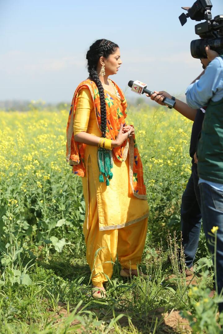 ਫਿਲਮ ਛੱਡਣ ਦੀ ਵਜ੍ਹਾ ਦੱਸਦਿਆਂ ਕਵਿਤਾ ਨੇ ਕਿਹਾ ਕਿ ਉਹ ਬਿੰਨੂ ਨਾਲ ਫਿਲਮ ’ਚ ਕੰਮ ਨਹੀਂ ਕਰੇਗੀ ਕਿਉਂਕਿ ਜਿਨ੍ਹਾਂ ਫਿਲਮਾਂ ਵਿੱਚ ਅਦਾਕਾਰਾ ਲਈ ਵਧੀਆ ਕਿਰਦਾਰ ਨਾ ਹੋਏ ਤੇ ਉਸ ਨੂੰ ਸਿਰਫ ਇੱਕ ਸ਼ੋਅ ਪੀਸ ਦੀ ਤਰ੍ਹਾਂ ਇਸਤੇਮਾਲ ਕੀਤਾ ਜਾਏ, ਉਹ ਮੇਰੇ ਲਈ ਠੀਕ ਨਹੀਂ।