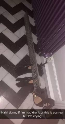 ਟੀਆ ਨੂੰ ਨਸ਼ਾ ਇੰਨਾ ਜ਼ਿਆਦਾ ਸੀ ਕਿ ਉਹ ਜਾਲੀ ਵਿੱਚੋਂ ਆਪਣਾ ਸੈਂਡਲ ਕੱਢਣ ਵਿੱਚ ਨਾਕਾਮਯਾਬ ਰਹੀ।