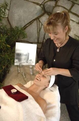 ਡਾਇਮੰਡ ਫੇਸ਼ੀਅਲ ਨਾ ਸਿਰਫ ਚਮੜੀ ਨੂੰ ਟੋਨ ਕਰਦਾ ਹੈ ਬਲਕਿ ਬਲੈਕਹੈਡਸ ਵੀ ਦੂਰ ਕਰਦਾ ਹੈ।