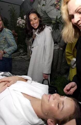 ਡਾਇਮੰਡ ਫੇਸ਼ੀਅਲ ਕਿੱਟ ਵਿੱਚ ਡਾਇਮੰਡ ਸਕਰੱਬ, ਡਾਇਮੰਡ ਡਿਟਾਕਸੀਫਾਇੰਗ ਲੋਸ਼ਨ, ਡਾਇਮੰਡ ਮਸਾਜ ਜੈੱਲ ਤੇ ਡਾਇਮੰਡ ਫੇਸ ਮਾਸਕ ਸ਼ਾਮਲ ਹੁੰਦਾ ਹੈ।