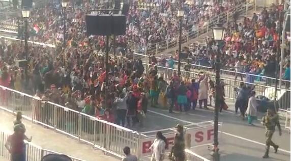 ਇਸੇ ਦੌਰਾਨ ਵਾਹਗਾ ਭਾਰਤ-ਪਾਕਿ ਸਰਹੱਦ ’ਤੇ ਅੱਜ ਸ਼ਾਮ ਦੀ ਰੀਟਰੀਟ ਸੈਰੇਮਨੀ ਵੇਲੇ ਲੋਕਾਂ ਵਿੱਚ ਵੱਖਰਾ ਜੋਸ਼ ਵੇਖਣ ਨੂੰ ਮਿਲਿਆ।