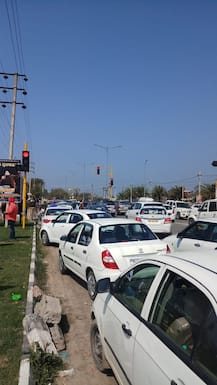 ਸੁਰੱਖਿਆ ਦੇ ਮੱਦੇਨਜ਼ਰ ਅੰਮ੍ਰਿਤਸਰ ਏਅਰਪੋਰਟ ਠੱਪ, ਮੁਸਾਫ਼ਰ ਪ੍ਰੇਸ਼ਾਨ