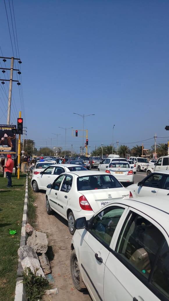 ਅੰਮ੍ਰਿਤਸਰ: ਪਾਕਿਸਤਾਨ ਦੇ ਬਾਲਾਕੋਟ 'ਚ ਕੀਤੀ ਭਾਰਤੀ ਹਵਾਈ ਫ਼ੌਜ ਵੱਲੋਂ ਬੀਤੇ ਕੱਲ੍ਹ ਕੀਤੀ ਕਾਰਵਾਈ ਮਗਰੋਂ ਮਾਹੌਲ ਤਣਾਅਪੂਰਨ ਹੈ। 