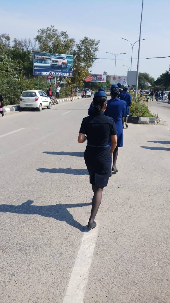 ਹਵਾਈ ਅੱਡੇ ਦੇ ਅਧਿਕਾਰੀਆਂ ਨੇ ਲੋਕਾਂ ਨੂੰ ਵਾਪਸ ਜਾਣ ਲਈ ਕਿਹਾ ਹੈ, ਜਿਸ ਮਗਰੋਂ ਲੋਕਾਂ ਵਿੱਚ ਖਾਸੀ ਨਿਰਾਸ਼ਾ ਹੈ। 